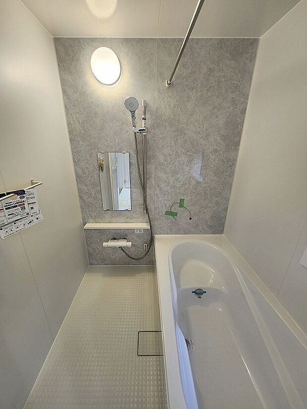 一日の疲れを癒してくれるゆったりとしたバスルームです。 