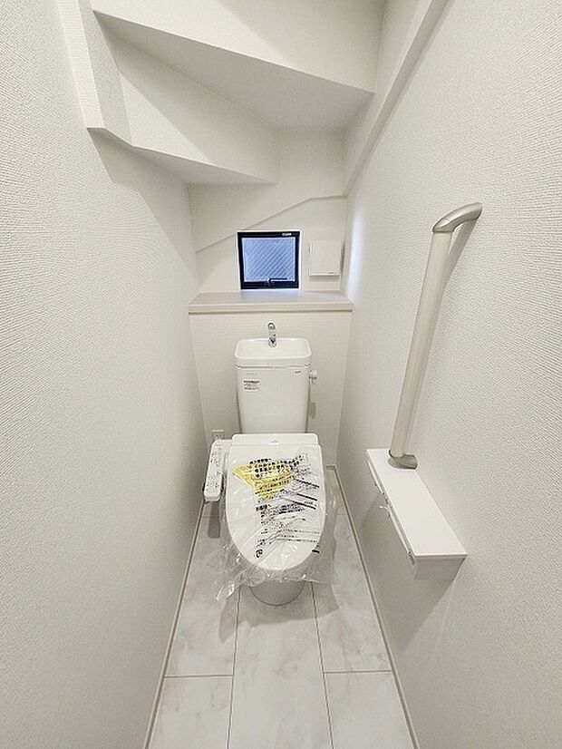 階段下を有効活用したトイレスペース。 便座はもちろんウォシュレット。  