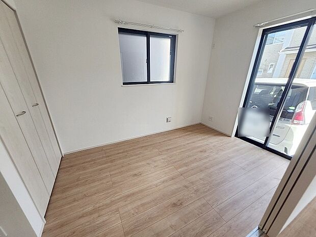 洋室はモダンなデザインと機能性を備え、快適な生活空間に。明るい窓から差し込む自然光が広々とした空間をさらに明るく開放的に感じさせます。  