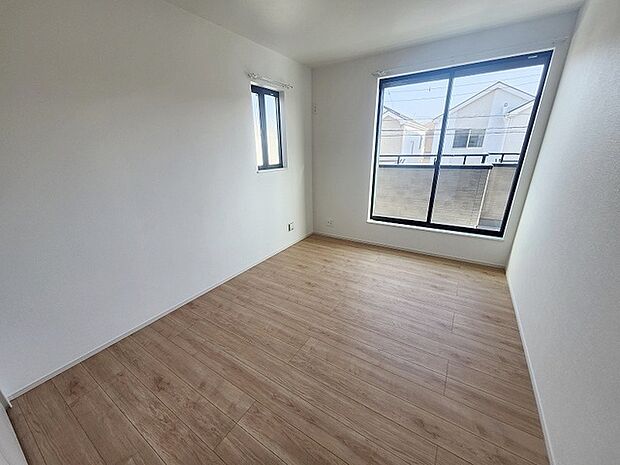 スタイリッシュなデザインと快適な居住性を兼ね備えた洋室。広々とした空間は、自分らしいインテリアを楽しむことができるほか、リラックスした時間を過ごすことができそうです。 