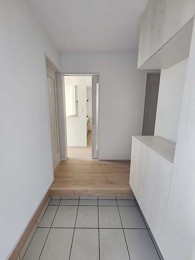 玄関は家の第一印象を左右する重要な場所。ほどよい広さとスタイリッシュな色遣いが印象的です。 