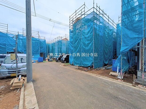 安心して暮らすことのできる住宅街。　住宅地の道路は一般に交通量が少なく車などの騒音が少ないため、住民にとって静かな生活環境が提供されます。 