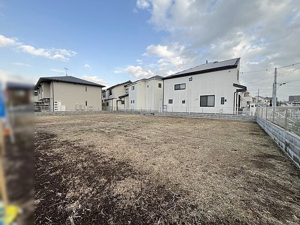 現地ご見学の際、スタッフが様々なご質問に対応いたします、周辺環境、前面道路、建築可能な建物について、ぜひご相談ください。 