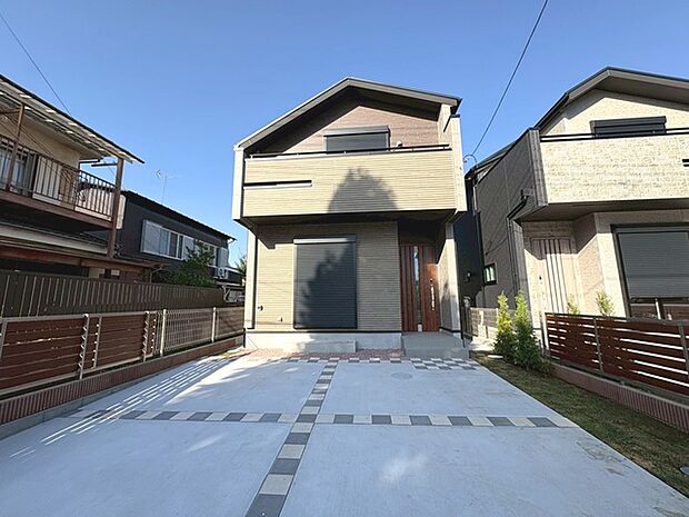 周辺の街並みの中で適度な主張、生活に溶け込むシンプルなデザインの外観が魅力の一戸建です。 