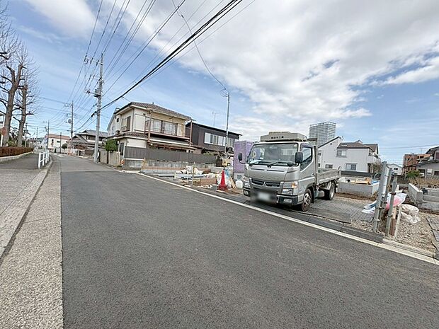 安心して暮らすことのできる住宅街。　住宅地の道路は一般に交通量が少なく車などの騒音が少ないため、住民にとって静かな生活環境が提供されます。 