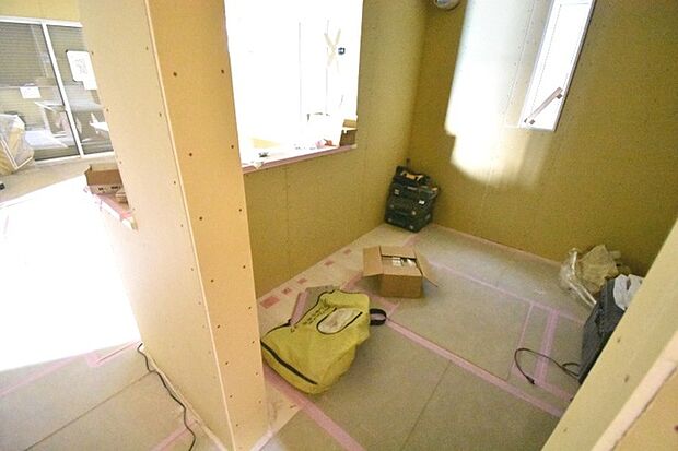 お料理をしながらリビングの家族やゲストとの会話が楽しめるカウンタータイプのキッチン。毎日のお料理を楽しく快適に。