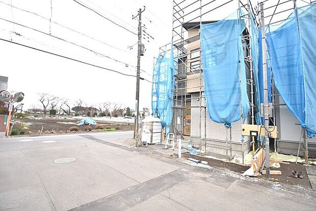 現在建物を建築中です、建築中の物件については現地確認の他、同施工会社の完成施工例のご案内、担当者のプレゼンテーションにてご検討ください。適切なご検討の方法をご説明させて頂きます。 