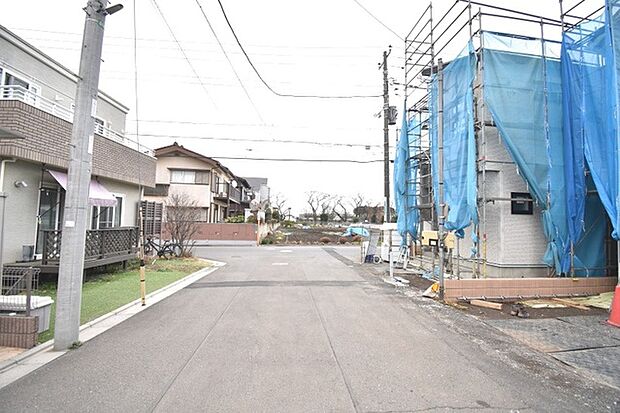 安心して暮らすことのできる住宅街。 住宅地の道路は一般に交通量が少なく車などの騒音が少ないため、住民にとって静かな生活環境が提供されます。