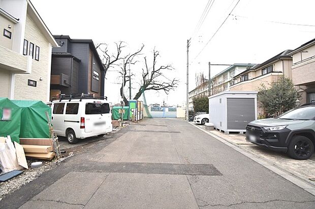 安心して暮らすことのできる住宅街。 住宅地の道路は一般に交通量が少なく車などの騒音が少ないため、住民にとって静かな生活環境が提供されます。