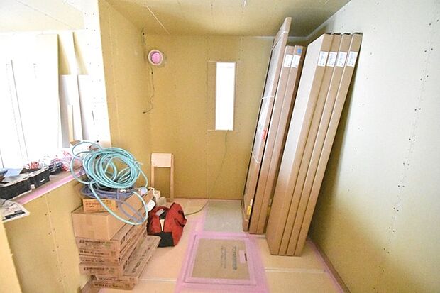 カウンターキッチンならではの開放的な見通し、全体が見渡せることでご家族の団欒スペースもより明るく笑顔が溢れる空間となります。