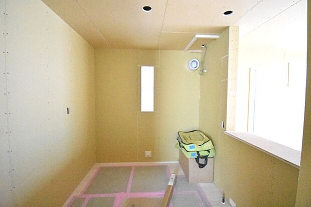 カウンターキッチンならではの開放的な見通し、全体が見渡せることでご家族の団欒スペースもより明るく笑顔が溢れる空間となります。