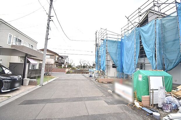 安心して暮らすことのできる住宅街。 住宅地の道路は一般に交通量が少なく車などの騒音が少ないため、住民にとって静かな生活環境が提供されます。
