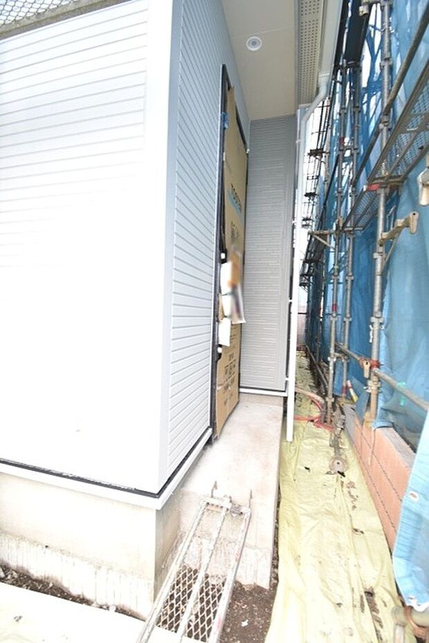 現在建物を建築中です、建築中の物件については現地確認の他、同施工会社の完成施工例のご案内、担当者のプレゼンテーションにてご検討ください。適切なご検討の方法をご説明させて頂きます。 