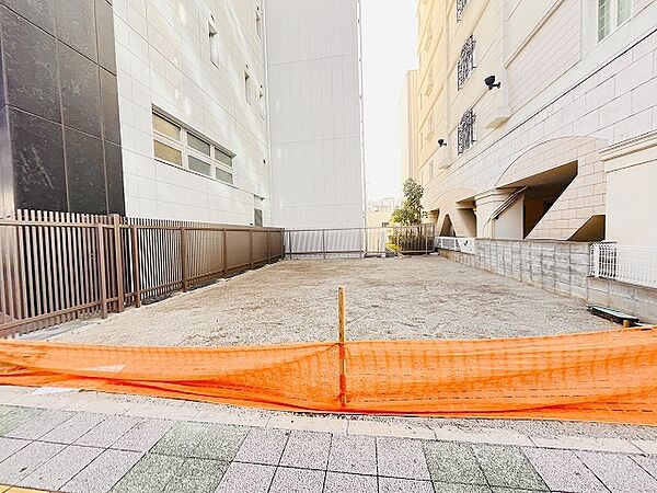 現地ご見学の際、スタッフが様々なご質問に対応いたします、周辺環境、前面道路、建築可能な建物について、ぜひご相談ください。