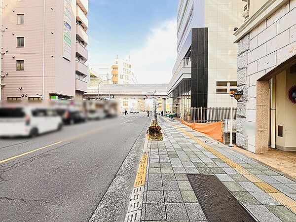 利便性と快適性を両立した立地。ショッピングやレストラン、公共交通機関へのアクセスが良好でありながら、周囲の緑豊かな自然環境も満喫できます。