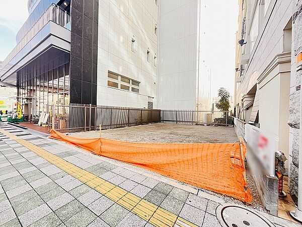 現地ご見学の際、スタッフが様々なご質問に対応いたします、周辺環境、前面道路、建築可能な建物について、ぜひご相談ください。