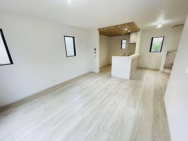 家族が一番集まる場所だから広々としつつも素敵な空間であって欲しい。みんながくつろぐリビングからキッチンまでが一つの空間のように繋がる間取り。