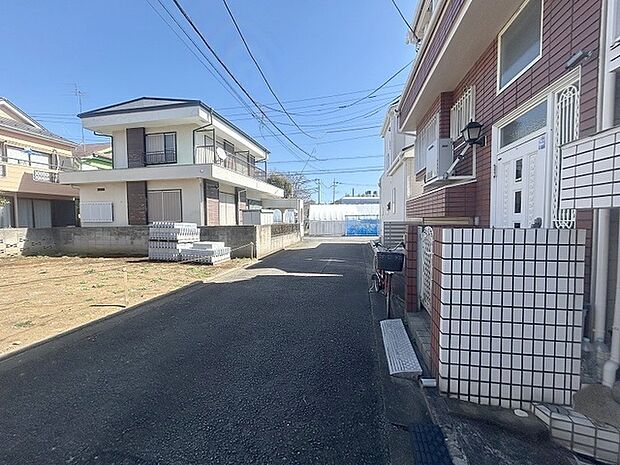 安心して暮らすことのできる住宅街。 住宅地の道路は一般に交通量が少なく車などの騒音が少ないため、住民にとって静かな生活環境が提供されます。