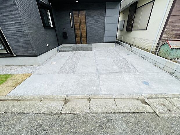 周辺の街並みの中で適度な主張、生活に溶け込むシンプルなデザインの外観が魅力の一戸建です。