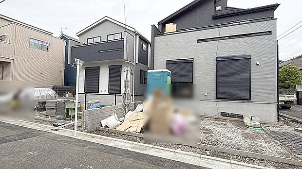 周辺の街並みの中で適度な主張、生活に溶け込むシンプルなデザインの外観が魅力の一戸建です。