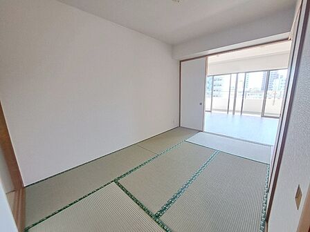 畳の香りと柔らかな光がリラックスした空間を作ります。