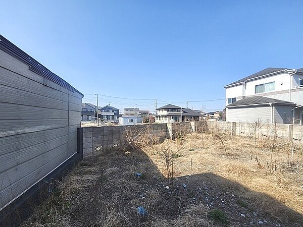 現地ご見学の際、スタッフが様々なご質問に対応いたします、周辺環境、前面道路、建築可能な建物について、ぜひご相談ください。