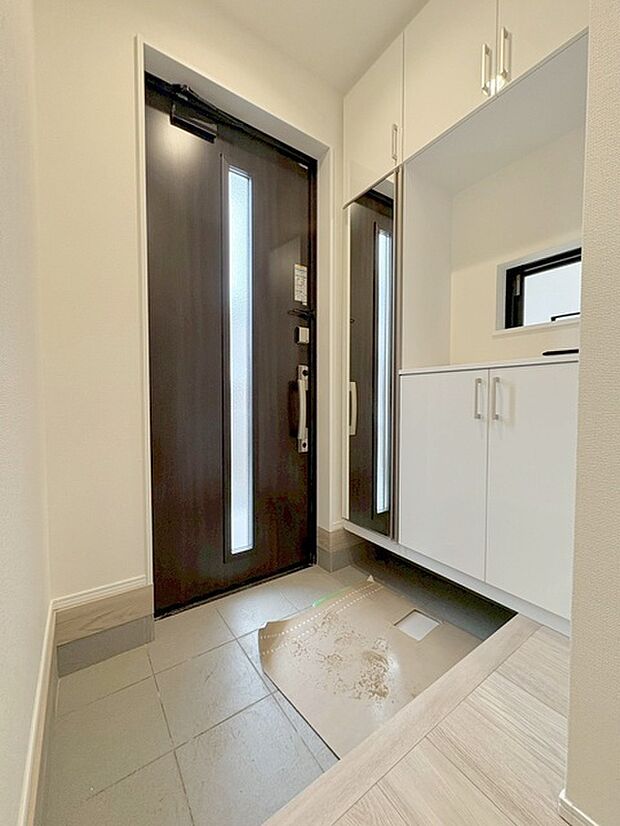 玄関は家の第一印象を左右する重要な場所。ほどよい広さとスタイリッシュな色遣いが印象的です。 