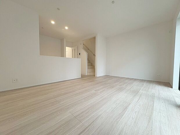 家族が食事するダイニングスペースをキッチンから見渡せる設計に。お料理をしながら家族とのコミュニケーションが増えそうな予感。 