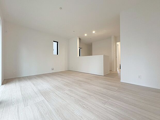 家族の集まるリビングは気持ちの良い自然光が差し込む団欒空間。室内のご見学予約も随時、受付中ですのでお気軽にお問合せください。 