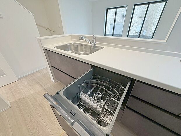 毎日の家事をサポートしてくれる食洗器も標準に装備。ちょっと嬉しい設備です 