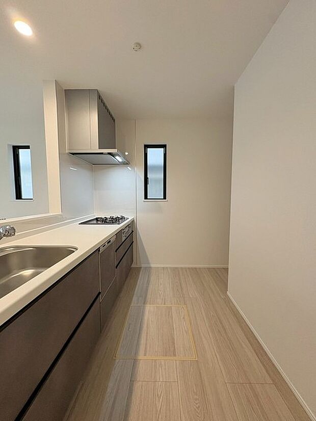 キッチンコンロスペースの近くには、空気の入れ替えが可能な開口部を設置！！ お料理をする際には、換気扇を回しながら匂いが籠らない様に開放してお料理もお楽しみ頂けます。 