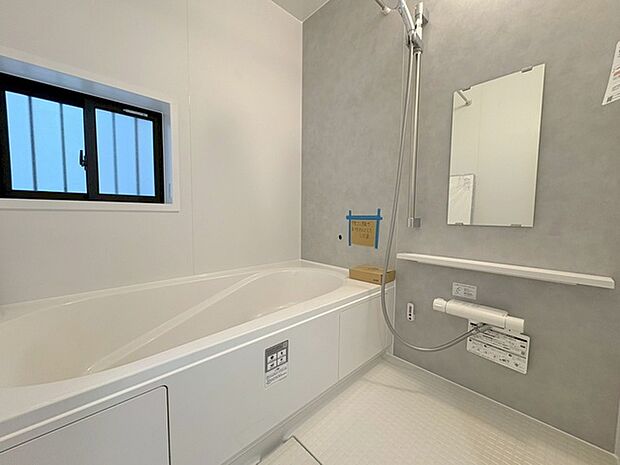 浴室乾燥機の他にも開口部のある浴室スペース。 お風呂上がりの湿気も、窓を開けておくことで改善可能。 お湯につかりながら、ちょっとした露天気分？ 