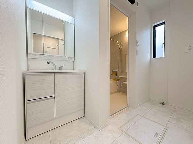 使いやすいタイプの洗面化粧台のあるランドリースペース 