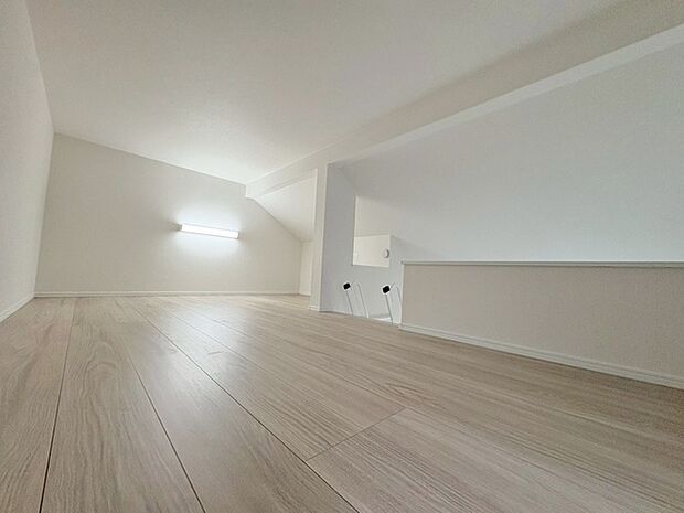 大きな屋根裏部屋はなんだかワクワクしてしまうスペース。趣味の空間や子供のワークスペース、季節物の収納など色々な用途に利用できそうな予感。 