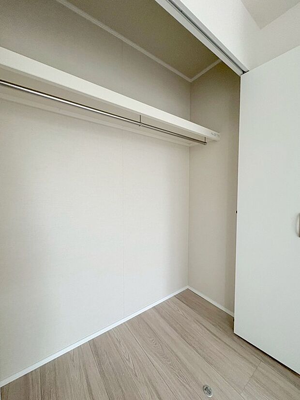 収納スペースがたっぷりと確保されたこの物件では、生活をより快適に送ることができます。