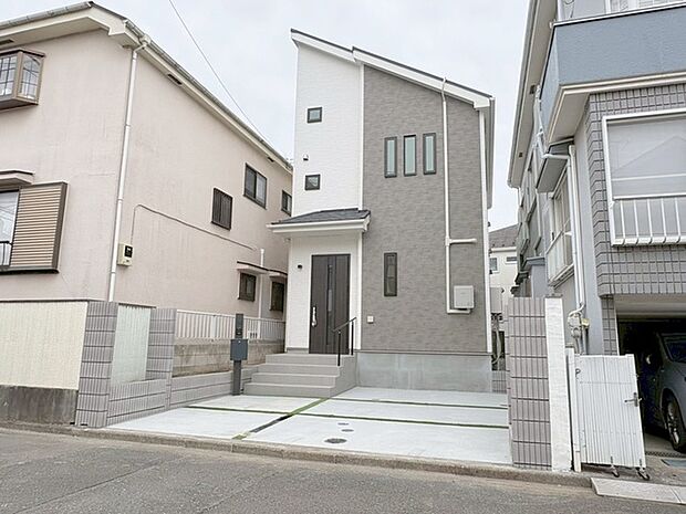 周辺の街並みの中で適度な主張、生活に溶け込むシンプルなデザインの外観が魅力の一戸建です。 