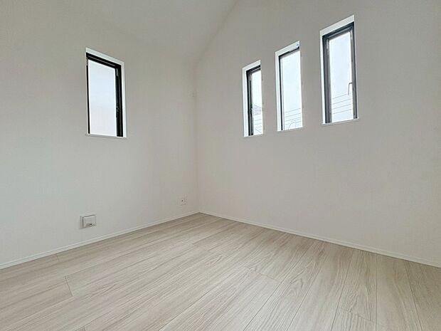 洋室はモダンなデザインと機能性を備え、快適な生活空間に。明るい窓から差し込む自然光が広々とした空間をさらに明るく開放的に感じさせます。  