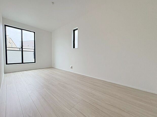 スタイリッシュなデザインと快適な居住性を兼ね備えた洋室。広々とした空間は、自分らしいインテリアを楽しむことができるほか、リラックスした時間を過ごすことができそうです。 