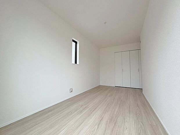 実際に室内をご見学頂くと生活のイメージが広がると思います。家具を置いたイメージや窓からの景色など。周辺で販売に出している物件も一緒にまとめてご見学頂き、比較する事もできます。