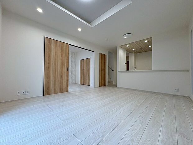 家族が一番集まる場所だから広々としつつも素敵な空間であって欲しい。みんながくつろぐリビングからキッチンまでが一つの空間のように繋がる間取り。