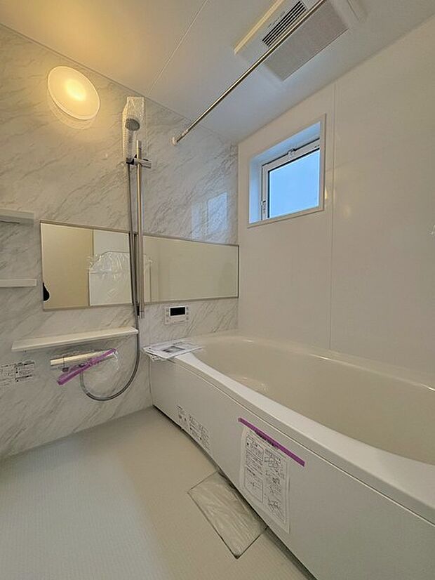 一日の疲れを癒してくれるゆったりとしたバスルームです。