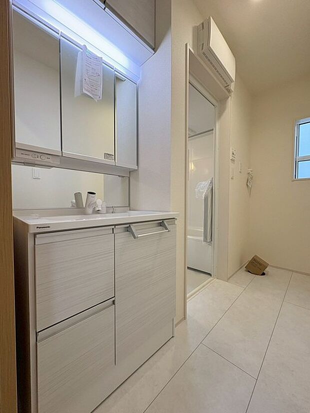 使いやすいタイプの洗面化粧台のあるランドリースペース