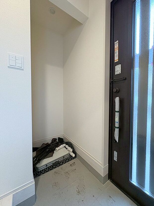 玄関には土間収納スペースが。ゴルフバッグやベビーカーの収納などに