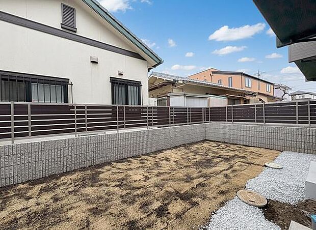 家の南側にはリビングからつながる広いお庭があります。