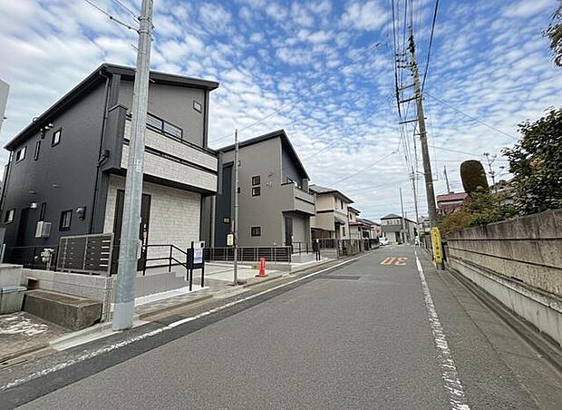 周辺は住宅が建ち並ぶ閑静な住宅街です。