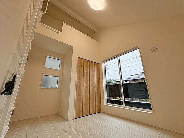 2階の勾配天井のベッドルーム。上部にロフトも設置。