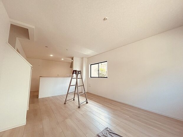 家族が食事するダイニングスペースをキッチンから見渡せる設計に。お料理をしながら家族とのコミュニケーションが増えそうな予感。 