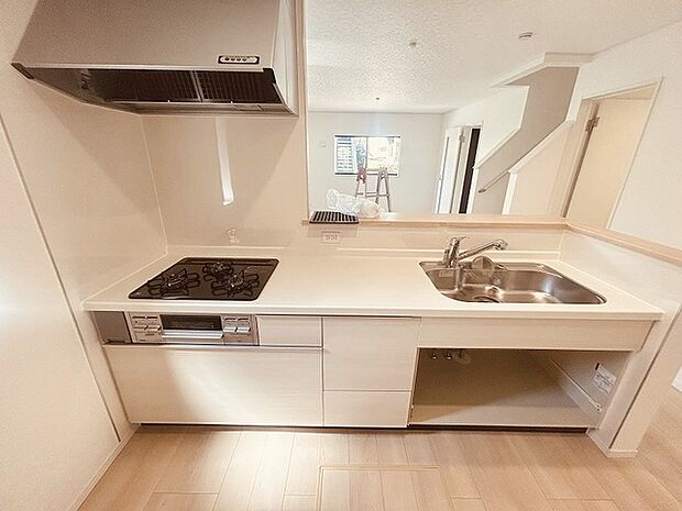 お料理をしながらリビングの家族やゲストとの会話が楽しめるカウンタータイプのキッチン。毎日のお料理を楽しく快適に。