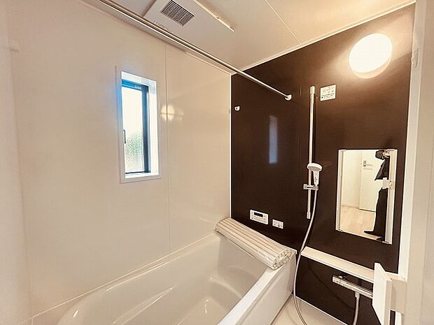 一日の疲れを癒してくれるゆったりとしたバスルームです。