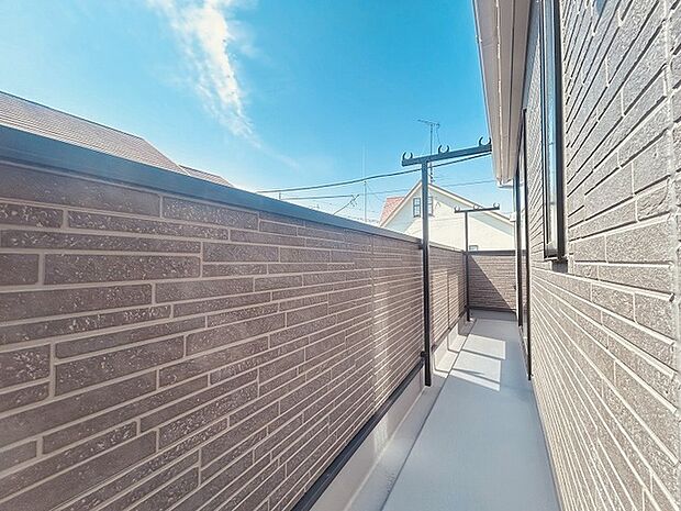 季節の変化や天気の良い日には、バルコニーでの時間が心地よく、気分をリフレッシュさせることができます。